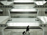 Passenger Arrives at the T4 Barajas Airport Lámina fotográfica