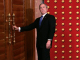 President George W. Bush as He Tries to Open a Locked Door Leaving a Press Conference in Beijing - Fotografik Baskı President George W. Bush as He Tries to Open a Locked Door Leaving a Press Conference in Beijing - Fotografik Baskı