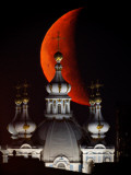 Moon is Seen Rising in the Sky Above the Domes of the Smolny Cathedral in St.Petersburg, Russia Photographie