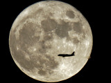 Jet is Silhouetted on the Full Moon in St. Petersburg, Russia Fotografisk tryk