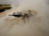 US Marines Return Fire on Taliban Positions Near the Town of Garmser in Afghanistan Lámina fotográfica US Marines Return Fire on Taliban Positions Near the Town of Garmser in Afghanistan Lámina fotográfica