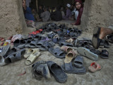 Afghan Refugee Children Look Out of the Mosque During a Daily Quran Class Photographie