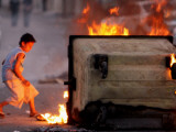 Bahraini Child Plays Near to Burning Tires and a Dumpster Lámina fotográfica Bahraini Child Plays Near to Burning Tires and a Dumpster Lámina fotográfica