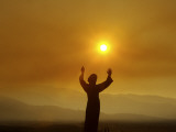 Bronze Statue of Jesus Stands at Cemetery Overlooking a Wildfire Burning in Anaheim Hills Area Photographie