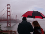 Tourists Use an Umbrella During a Light Rain, Looking at the Golden Gate Bridge in San Francisco Lámina fotográfica