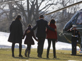 President Barack Obama anf Family Walk on the South Lawn of the White House in Washington Fotografie-Druck