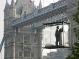 David Blaine, the American Illusionist and Street Magician in Front of Tower Bridge in London Photographie