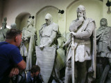 Workers Prepare a Historical Stone Sculptures for Transport in Berlin, Germany Photographie