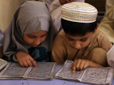 Children Read Together from Muslim's Holy Quran in Karachi, Pakistan - Fotografik Baskı Children Read Together from Muslim's Holy Quran in Karachi, Pakistan - Fotografik Baskı