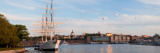 Schooner at Harbor with a City in Background with Hot Air Balloons in Sky, Stockholm, Sweden Lámina fotográfica por Panoramic Images Schooner at Harbor with a City in Background with Hot Air Balloons in Sky, Stockholm, Sweden Lámina fotográfica por Panoramic Images