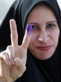 Iraqi Woman Holds Up Her Purple Finger, Indicating She Has Just Voted in Southern Iraq Photographie