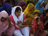 Christians Pray During a Ceremony to Celebrate Orthodox Palm Sunday, Outside a Church in Pakistan Photographie