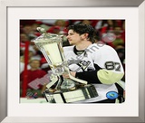 Sidney Crosby With the 2008-09 Prince of Wales Trophy Framed Photographic Print
