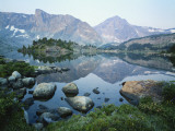 Mt Washakie Reflecting in Washakie Lake, Wind River Range, Popo Agie Wilderness, Shoshone National  Photographie par Scott T. Smith