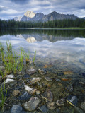 Stones Along Shore of Frog Lake with Mountain Peaks in Back, Sawtooth National Recreation Area, USA Photographie par Scott T. Smith