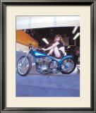 Pin-Up Girl: Blue Chopper 額入りジクレープリント - リンダ・クーラリス・ペリー