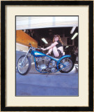 Pin-Up Girl: Blue Chopper 額入りジクレープリント - リンダ・クーラリス・ペリー