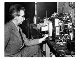 John Logie Baird Experimenting at Home, 1942 Lámina giclée John Logie Baird Experimenting at Home, 1942 Lámina giclée