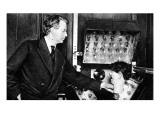 John Logie Baird, with Ventriloquist's Dummy Head Lámina giclée John Logie Baird, with Ventriloquist's Dummy Head Lámina giclée