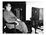 John Logie Baird Watching Stereoscopic Television, 1942 Lámina giclée John Logie Baird Watching Stereoscopic Television, 1942 Lámina giclée