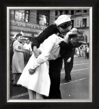 Beso de despedida a la guerra Posters por Victor Jorgensen Beso de despedida a la guerra Posters por Victor Jorgensen