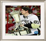Sidney Crosby With the 2008-09 Prince of Wales Trophy Framed Photographic Print