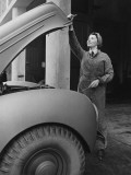 A Land Girl Mechanic Working on a Car During World War Ii Photographie par Robert Hunt