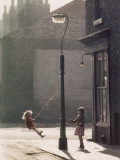 Two Girls Swing on a Lampost - Manchester 1965 Fotografisk trykk av Shirley Baker