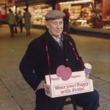 Remembrance Poppy Seller - Stockport Fotografisk trykk av Shirley Baker