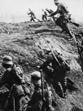 German Soldiers Attacking Out of a Trench During World War I Photographie par Robert Hunt