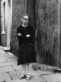 Portrait of an Elderly Lady on a Salford Street Fotografisk trykk av Shirley Baker