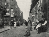 People Sitting on Street, Whitechapel, East London Fotografiskt tryck av Peter Higginbotham People Sitting on Street, Whitechapel, East London Fotografiskt tryck av Peter Higginbotham