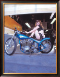 Pin-Up Girl: Blue Chopper 額入りジクレープリント - リンダ・クーラリス・ペリー