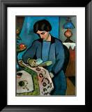 Jeune femme en bleu lisant Posters par Auguste Macke