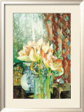 Amaryllis rose, rideau rouge Posters par Shirley Trevena
