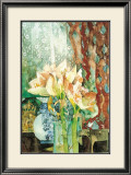 Amaryllis rose, rideau rouge Affiches par Shirley Trevena