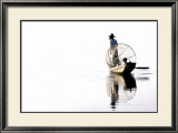 Pecheur Intha sur le Lac Inle, Myanmar Affiches par Carlo Borlenghi