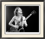 Angus Young Lámina enmarcada de edición limitada por Mike Ruiz