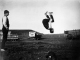 Boy Watching Another Boy Turn a Mid-Air Somersault Near a Reservoir, Prospect Park, Brooklyn Premium fotografisk trykk av George B. Brainerd Boy Watching Another Boy Turn a Mid-Air Somersault Near a Reservoir, Prospect Park, Brooklyn Premium fotografisk trykk av George B. Brainerd