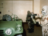 Chemical Corps Soldiers, Spraying Contaminated Vehicle During Nerve Gas Training at Fort McClellan Premium fotografisk trykk av Gary Burris