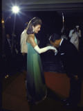 Jacqueline Kennedy Accepting a Kiss on the Hand from Cambodian Prince Norodom Sihanouk Lámina fotográfica de primera calidad por Larry Burrows