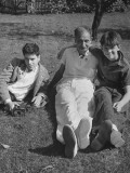 American Journalist Franklin Pierce Adams Sitting in the Grass with Two of His Sons Premium fotografisk trykk av Gabriel Benzur American Journalist Franklin Pierce Adams Sitting in the Grass with Two of His Sons Premium fotografisk trykk av Gabriel Benzur