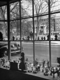 View of Salem Square and Main Hall of Salem College, Seen Through Store Window in Old Salem Premium fotografisk trykk av Gabriel Benzur View of Salem Square and Main Hall of Salem College, Seen Through Store Window in Old Salem Premium fotografisk trykk av Gabriel Benzur