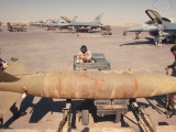 US Air Force Ground Personnel Maneuvering Bomb on Forklift,at Operation Desert Storm Airbase Premium fotografisk trykk av Dennis Brack