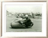 Moto Guzzi Dustbin GP Motorcycle Race Lámina giclée enmarcada por Giovanni Perrone