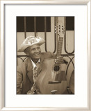 Man Holding A Guitar Póster por Nelson Figueredo Man Holding A Guitar Póster por Nelson Figueredo