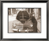 Man Working on Car Póster por Nelson Figueredo Man Working on Car Póster por Nelson Figueredo