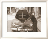 Man Working on Car Posters par Nelson Figueredo