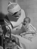 Nurse with Premature Baby Lámina fotográfica de primera calidad por Hansel Mieth Nurse with Premature Baby Lámina fotográfica de primera calidad por Hansel Mieth
