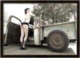 50's Pin-Up Girl Lámina giclée enmarcada por David Perry